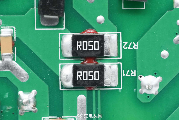 pcba模块一侧焊接pfc升压电感,llc变压器和滤波电容.pfc升压电感特写.