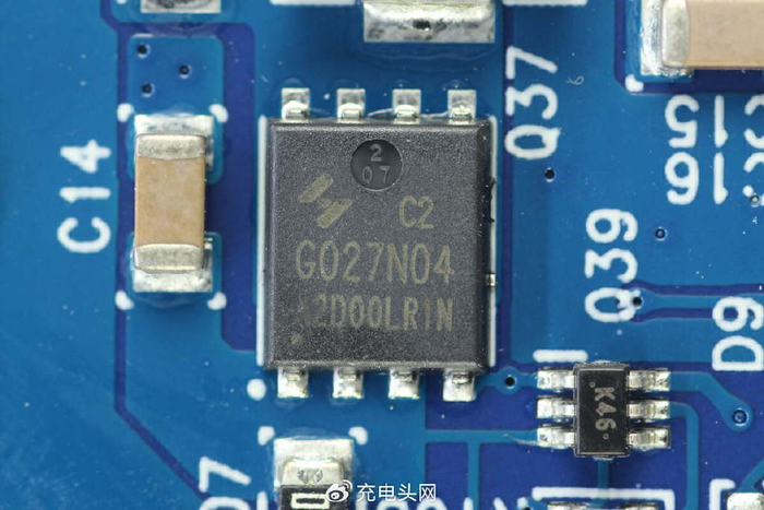 双usb-a口降压转换器采用南芯科技sc8102,该芯片提供32pin 5*5 qfn