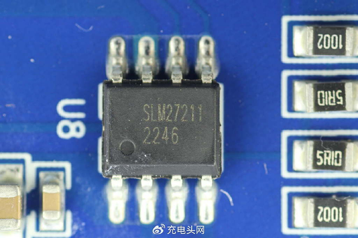 输出滤波固态电容规格为50v220μf.