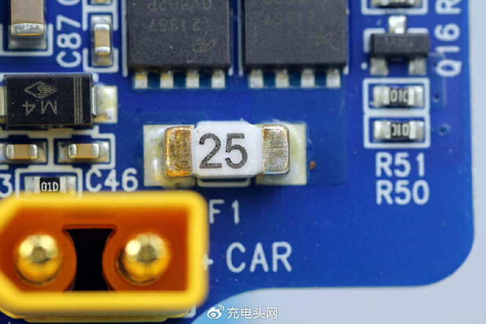 下方设有ac输出插座.