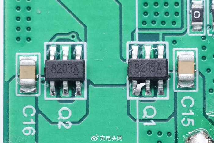 两颗8205a mos管用于自带线和usb-c插座输出切换.188 led数码管特写.