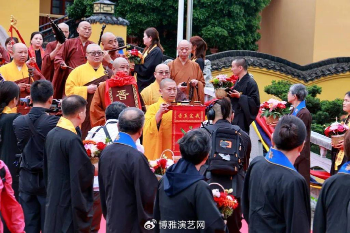 授龙杖大熙大和尚为法定法师授锡杖永觉大和尚为法定法师授佛尘悟端大