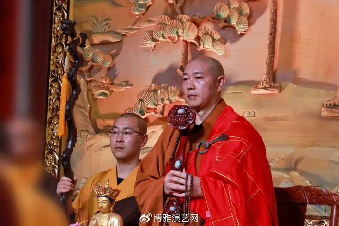 在法堂为法定法师送座上海玉佛禅寺方丈觉醒大和尚中国佛教协会副会长