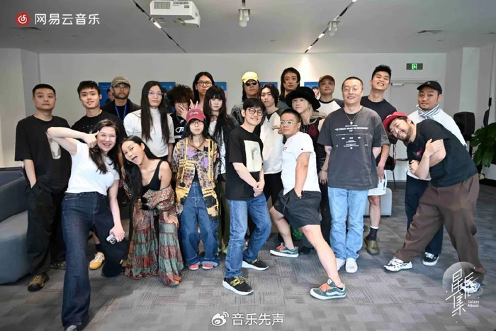 "半封闭"模式,邀请知名创作歌手陈珊妮与知名制作人陈建骐共同出任明