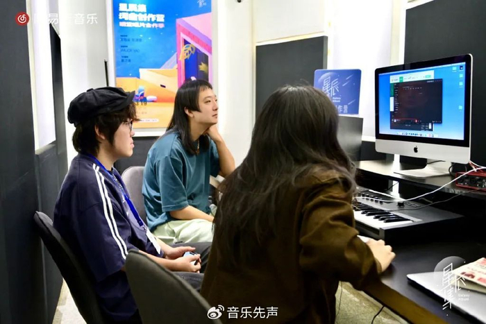 "半封闭"模式,邀请知名创作歌手陈珊妮与知名制作人陈建骐共同出任明