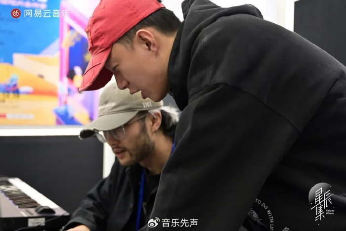 "半封闭"模式,邀请知名创作歌手陈珊妮与知名制作人陈建骐共同出任明