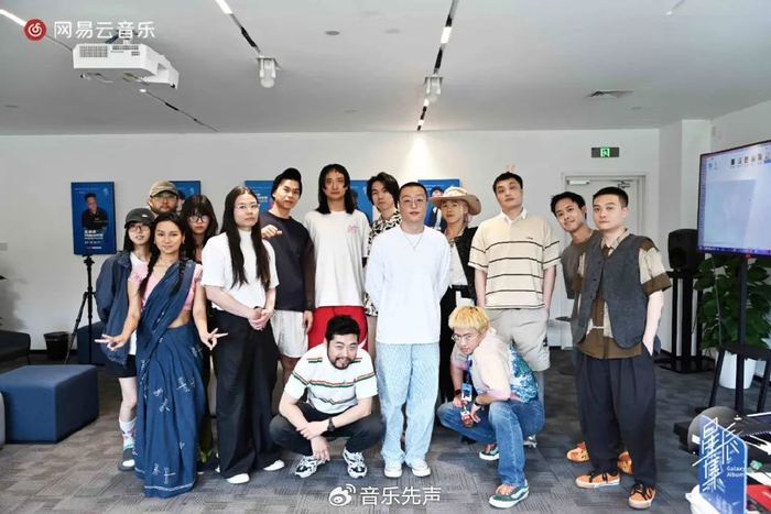 "半封闭"模式,邀请知名创作歌手陈珊妮与知名制作人陈建骐共同出任明