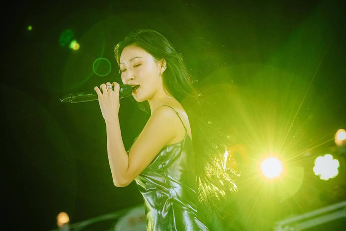 女艺人受伤流血,自己却丝毫不知专注表演|maria|华莎|流血_新浪新闻