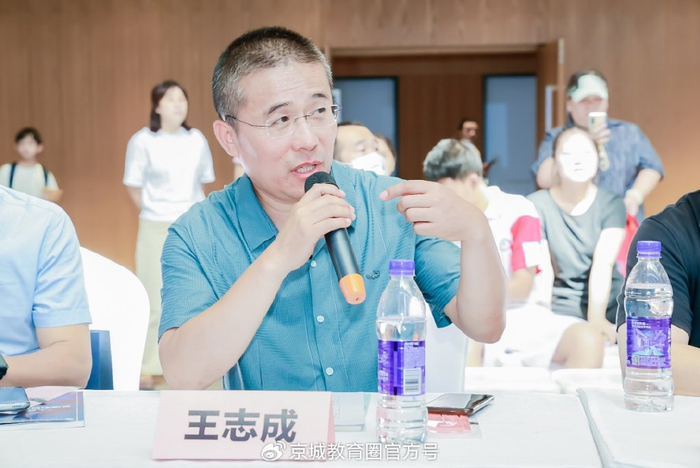 清华大学基础工业训练中心的王志成副教授对覃筱琪的这件"随浪戒指"的