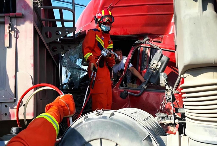 河南禹州两辆货车发生碰撞一人被困消防队员紧急赶赴破拆救援
