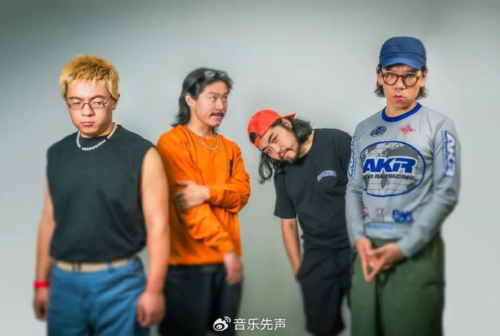 "半封闭"模式,邀请知名创作歌手陈珊妮与知名制作人陈建骐共同出任明