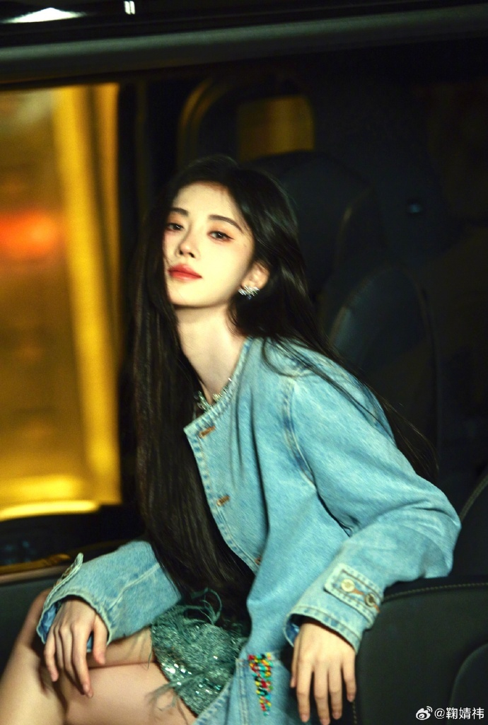 鞠婧祎港风随拍 啊啊啊啊小鞠真的是分分钟拿捏氛围感啊~美美的