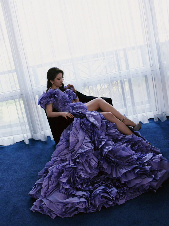 今天亮相迪士尼星愿首映礼的身穿tamararalph