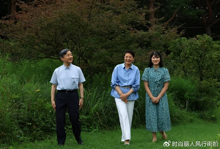 雅子皇后一家三口度假去了!爱子公主换了新发型,穿碎花裙美翻了