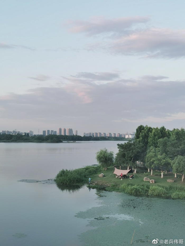 这是湖州长田漾的暮色,夕晖笼罩,苍弁如海,碧水环绕