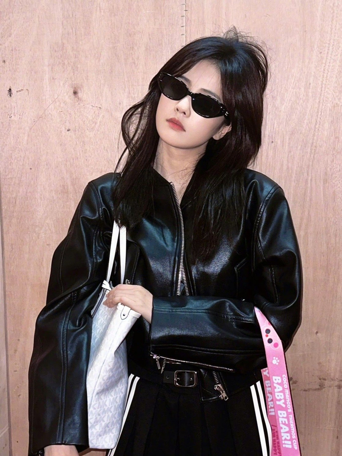 白鹿又来分享日常啦,皮衣墨镜造型的帅气🆒girl