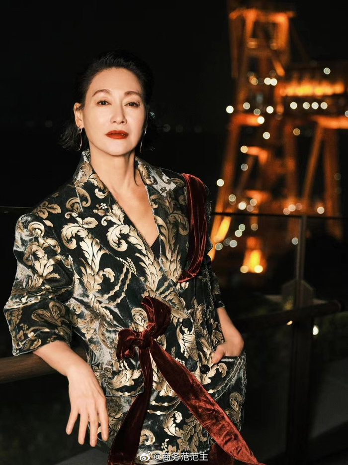 昨夜,影后惠英红身穿印花风格丝绒西装亮相