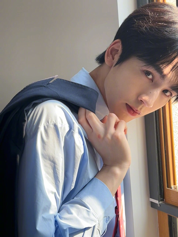 张凌赫学长来了!学院风制服造型,少年感满满,完全校园文男主 !