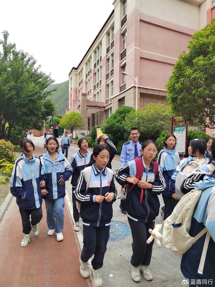 5月31日下午,川警院师生又走进了美丽的理县中学,为3个年级300多名
