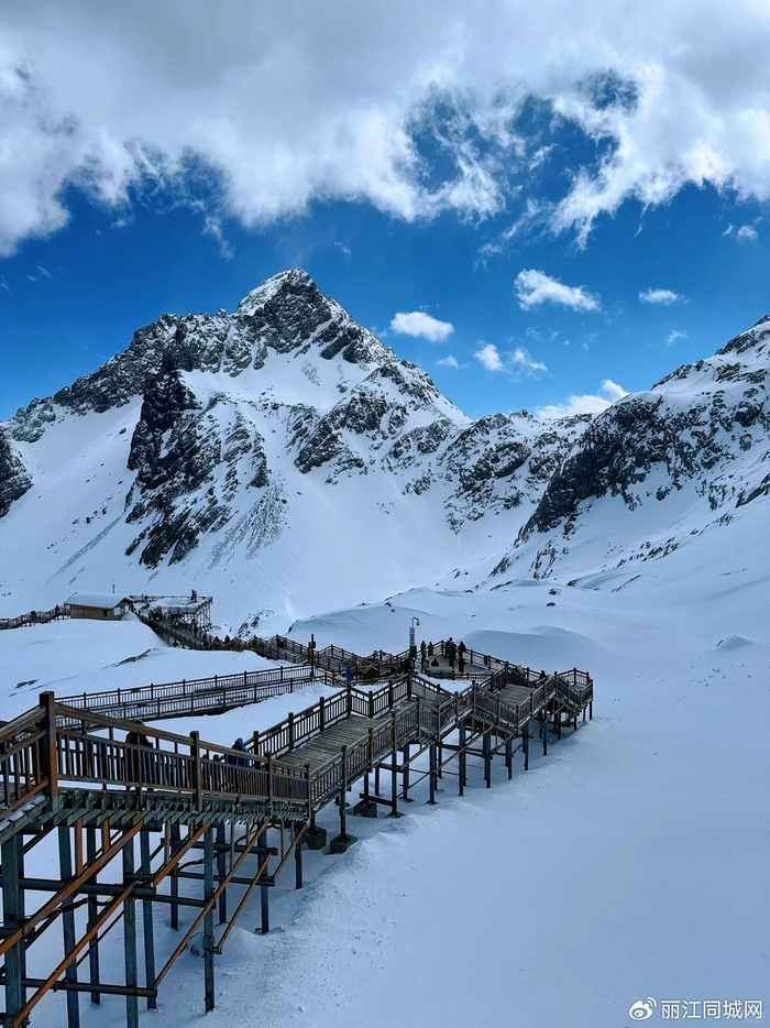 玉龙雪山玩法多,别只盯着大索道,蓝月谷云杉坪也很美