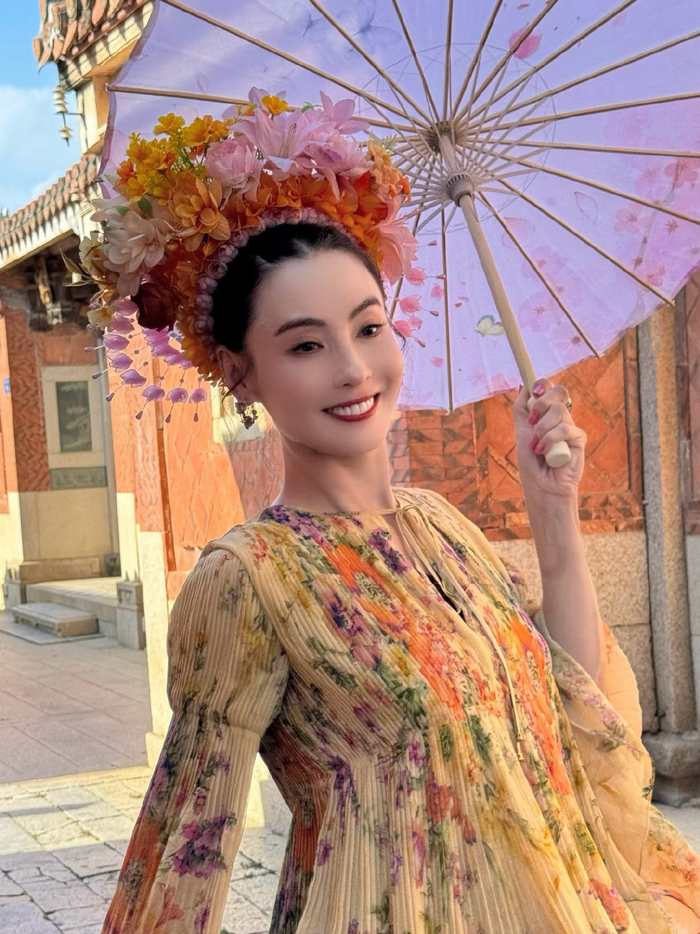 张柏芝泉州录制节目戴非遗簪花造型温婉优雅