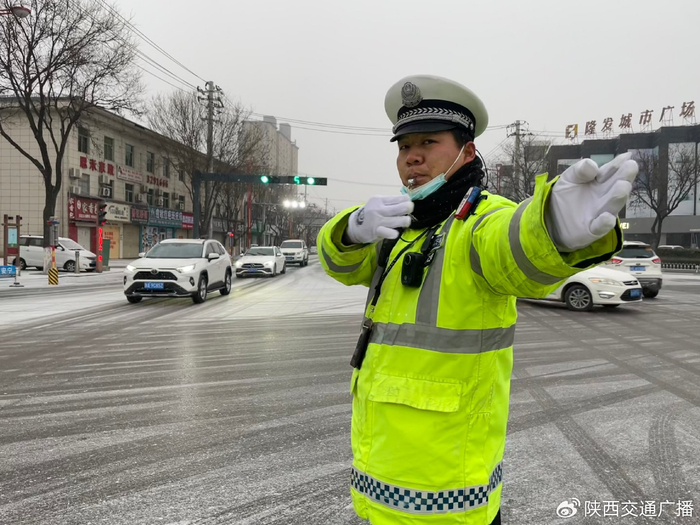 陕西各地交警战风雪保安全