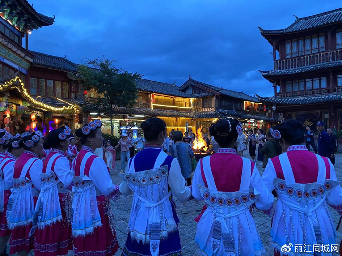 丽江古城南门茶马广场篝火打跳开启音乐一响脚步就停不住了