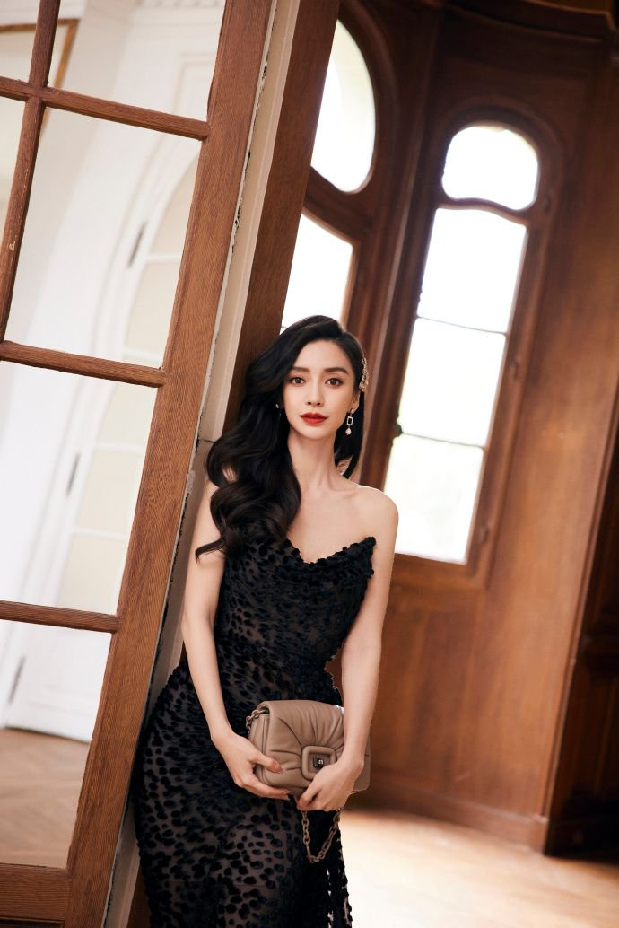 angelababy透视裙黑色系穿搭你们喜欢吗