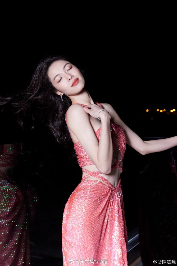 钟楚曦一袭粉色曳地长裙秀身材波浪卷发搭红唇风情万种