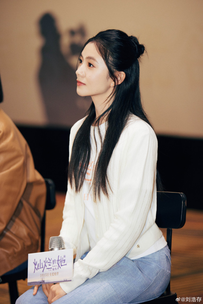 刘浩存晒拍立得浩存绿色露洞毛衣好有春天的气息啊