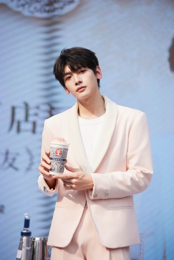 翟潇闻发文道歉把霸王茶姬说成茶颜悦色品牌方称他不是代言人