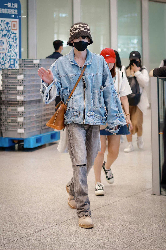 白敬亭回国啦牛仔外套搭配针织渔夫帽造型满满的清爽少年感