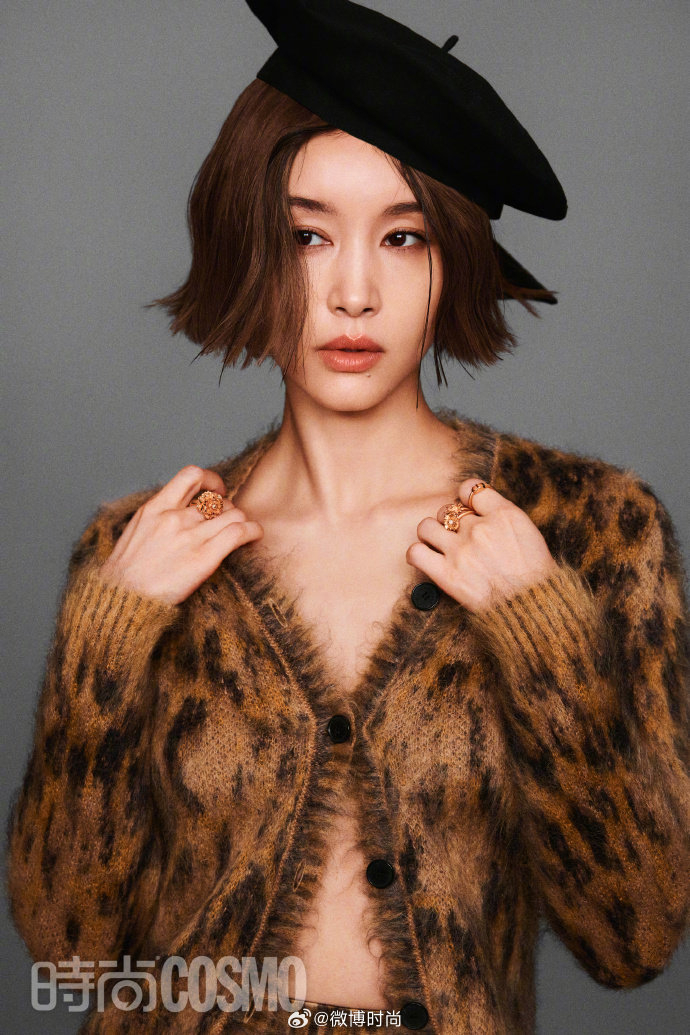 登时尚cosmo八月刊封面豹纹裙装短发搭配贝雷帽造型