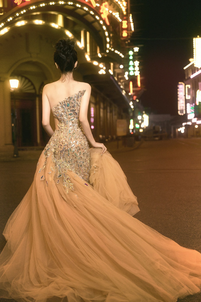 白鹿金色公主裙一起来看鹿皇登场