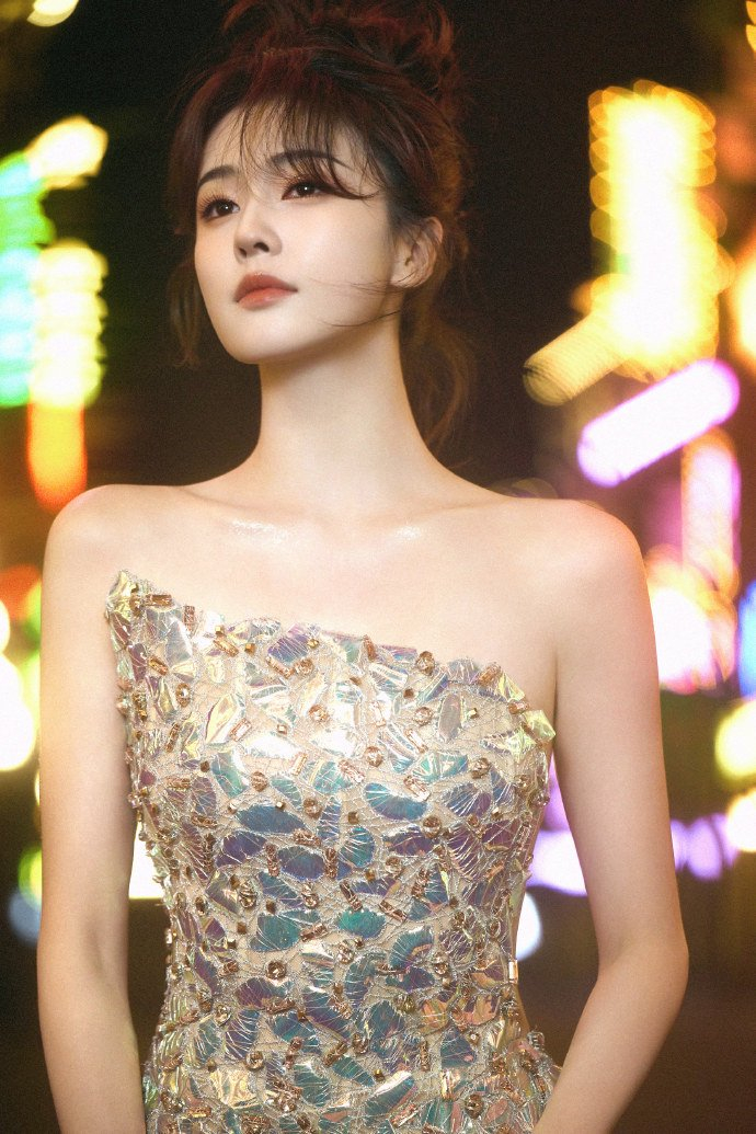 白鹿金色公主裙一起来看鹿皇登场