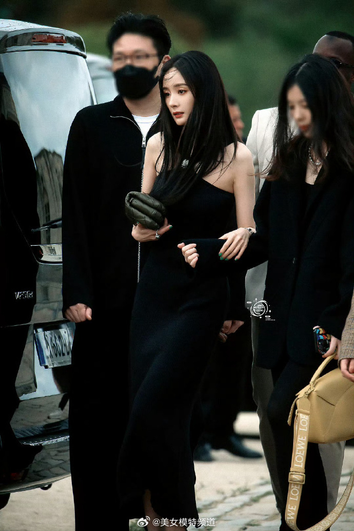 杨幂黑长直黑色礼服又美又飒