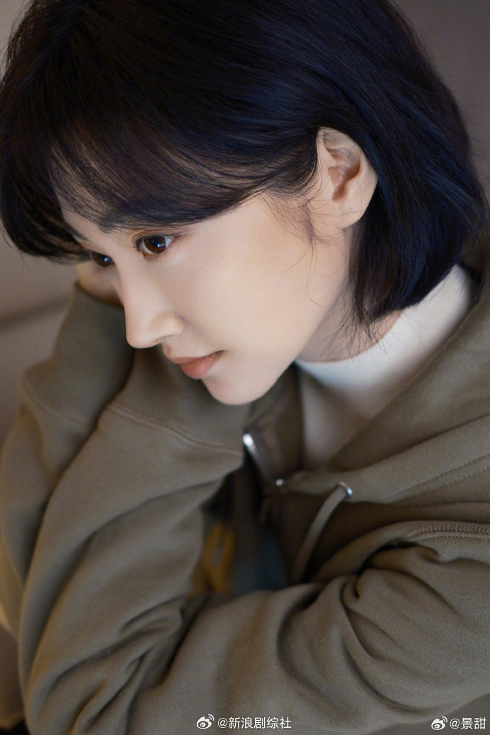 景甜短发照来啦短发77黑色皮衣又甜又辣的甜甜登场