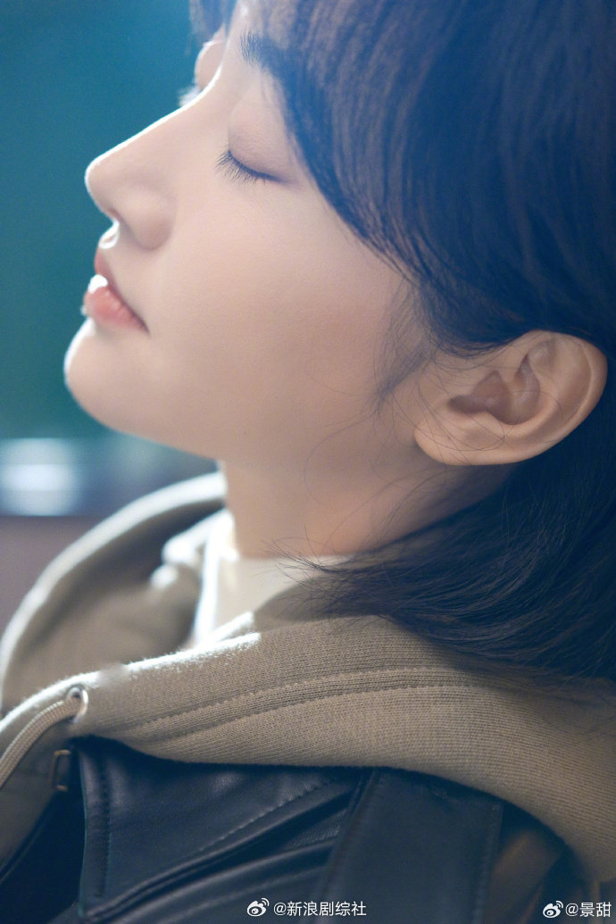 景甜短发照来啦短发77黑色皮衣又甜又辣的甜甜登场