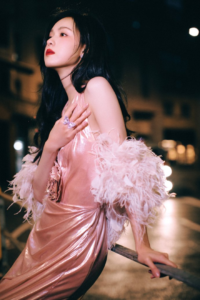 陈都灵真的太适合港风的妆造了烈焰红唇