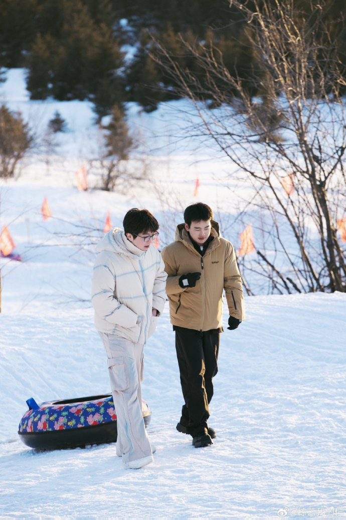 《我们仨》高清剧照掉落,大勋家乡吉林雪景美如画,综艺今晚开播!__财经头条__新浪财经