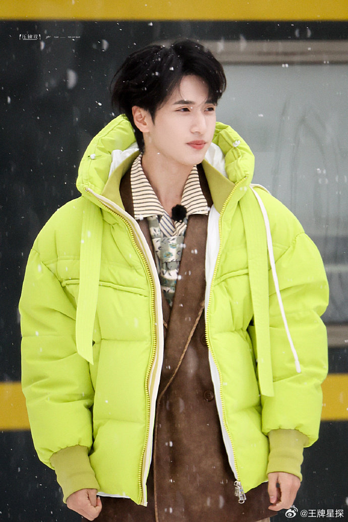 严浩翔荧光绿羽绒服,漠河最靓的崽 67偶像剧男主既视感有!