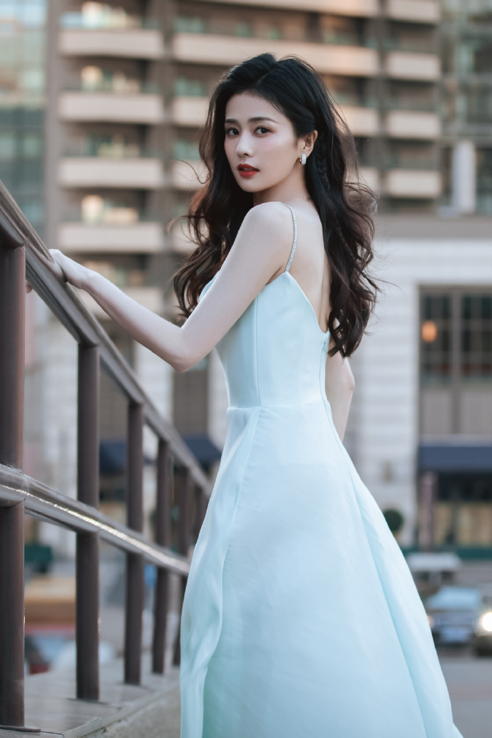 白鹿写真精选,淡蓝纱裙优雅迷人