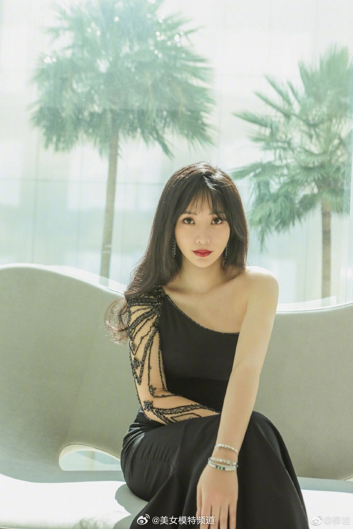 柳岩穿黑色长裙香肩半露 烈焰红唇身材窈窕秀熟女魅力