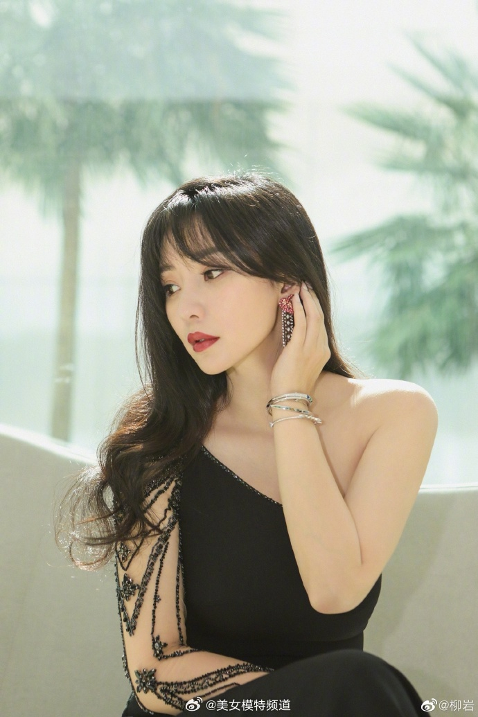 柳岩穿黑色长裙香肩半露 烈焰红唇身材窈窕秀熟女魅力