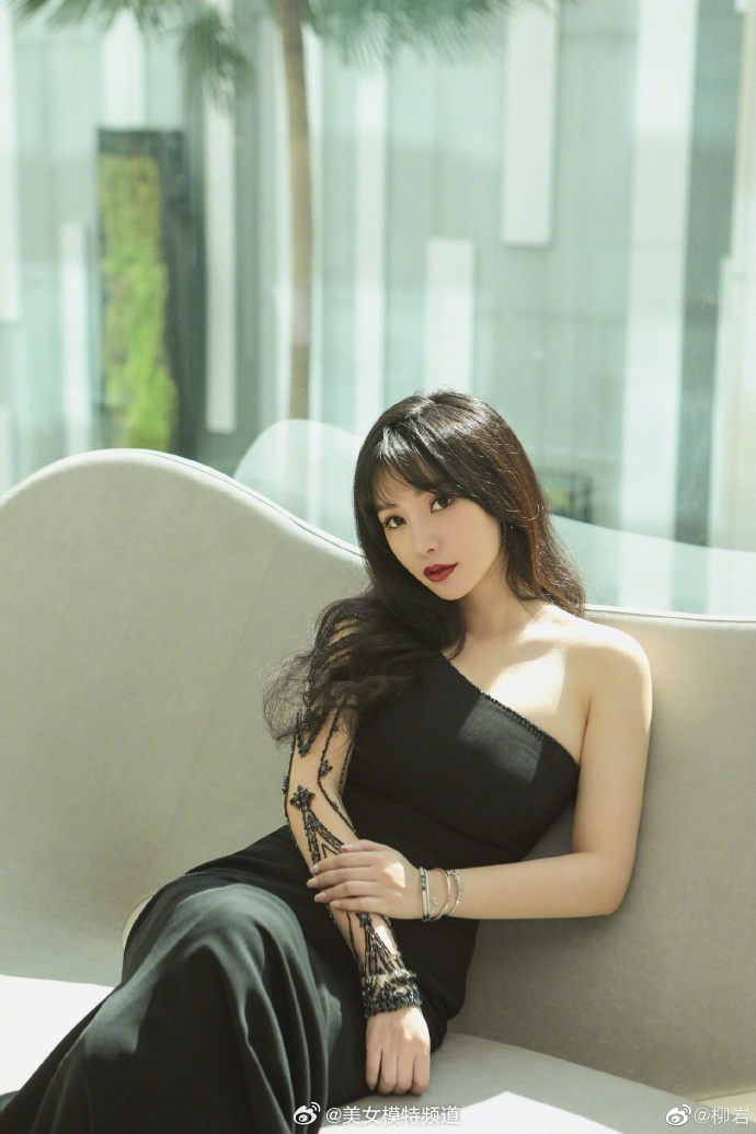 柳岩穿黑色长裙香肩半露 烈焰红唇身材窈窕秀熟女魅力