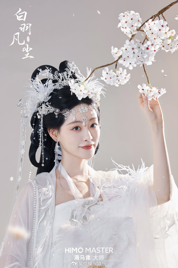 这组国风写真中,祝绪丹身着多款古装服饰,搭配不同头饰,每一款都展现