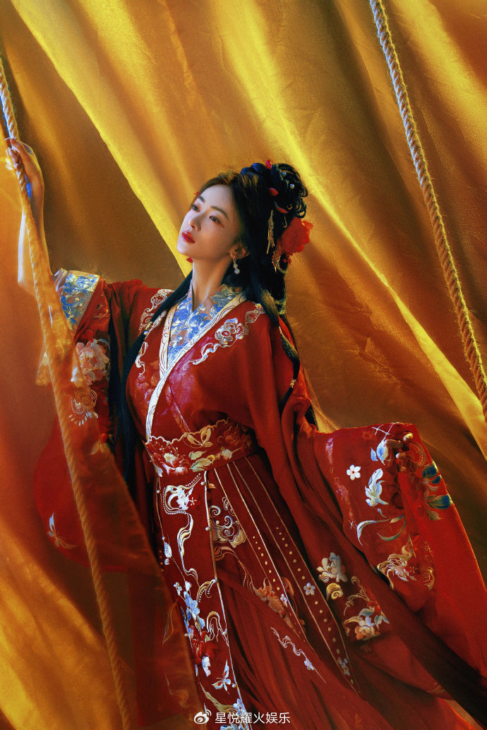 吴谨言古装红衣造型惊艳亮相,倚梦摇曳明媚嫣然