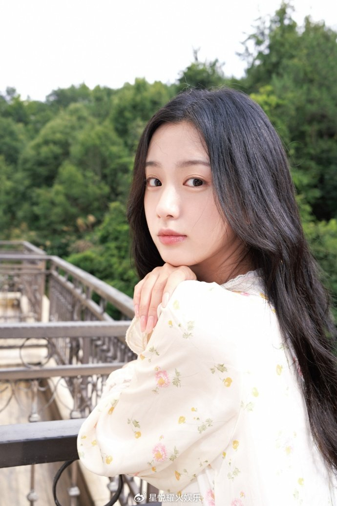 包上恩夏日清新写真曝光:黑发碎花裙,甜美笑容绽放青春魅力|长发|气质|粉丝|女星|少女_新浪新闻