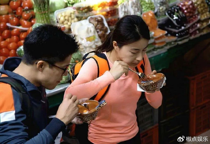 39岁京圈公主朱珠逛特卖会,身形臃肿和精修图反差大,拮据生活疑曝光|