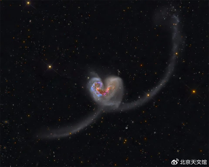 图中是一对分别被命名为ngc 4038和ngc